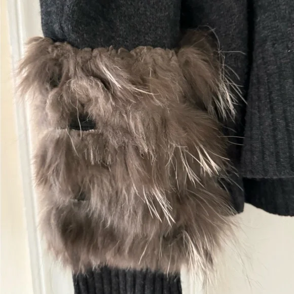 C By Bloomingdales Turtleneck Cashmere Sweater with Fox Fur Cuffs - Picture 11 of 11